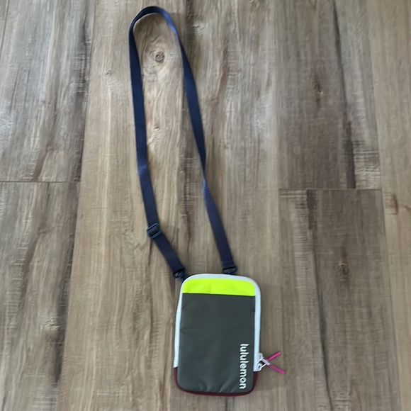 Lululemon Easy Access Cross body bag - Picture 5 of 10